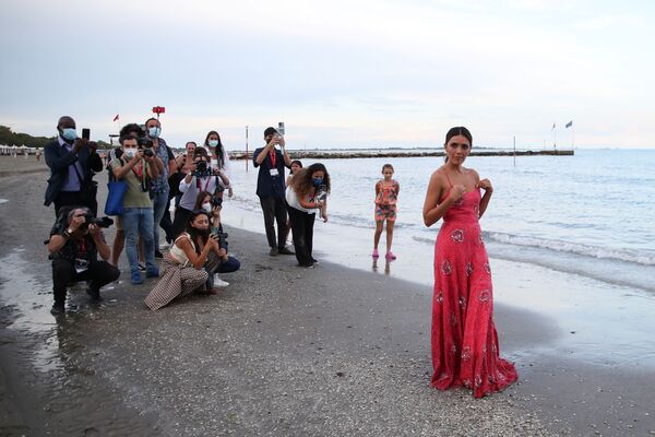 演員賽琳娜•羅西在威尼斯接受攝影拍照。 - 俄羅斯衛星通訊社