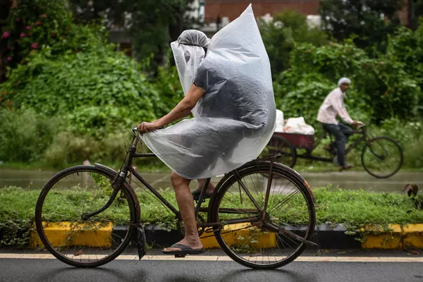 印度法里達巴德市民在大雨中騎行。 印度法里達巴德市民在大雨中騎行。 - 俄羅斯衛星通訊社