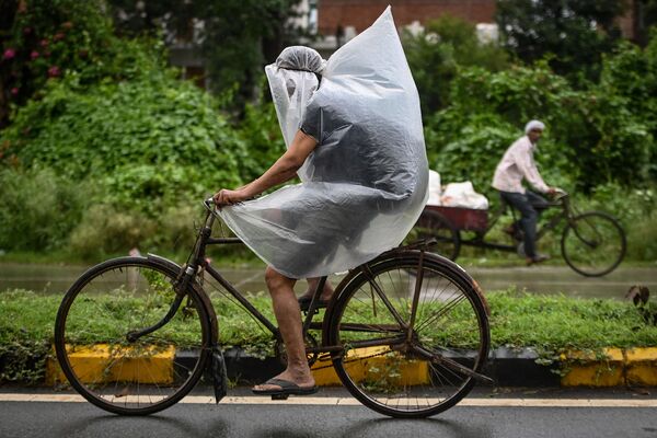 印度法里達巴德市民在大雨中騎行。 - 俄羅斯衛星通訊社