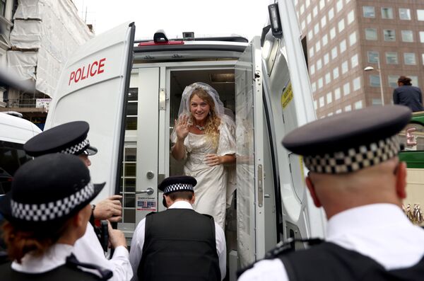 “反抗滅絕”抗議者身著婚紗佔領倫敦警車。 - 俄羅斯衛星通訊社