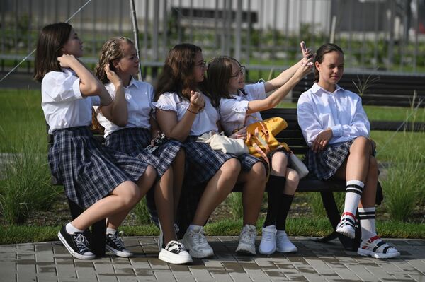 索契市學生等待參加“大犬座”綜合教學樓啓用儀式。 - 俄羅斯衛星通訊社