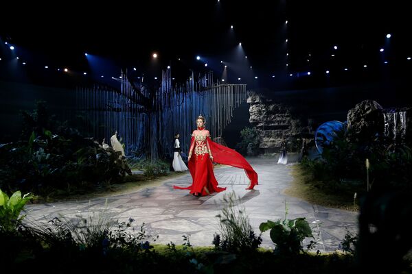 中国时装设计师熊英作品在时装周登场展示。 - 俄罗斯卫星通讯社