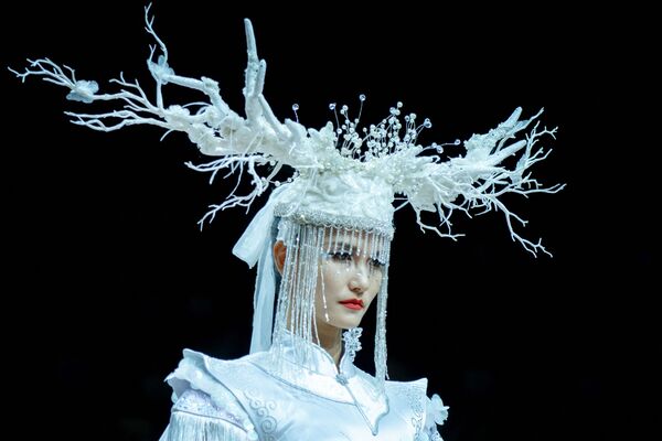 中國時裝設計師金景怡作品在時裝周登場展示。 - 俄羅斯衛星通訊社