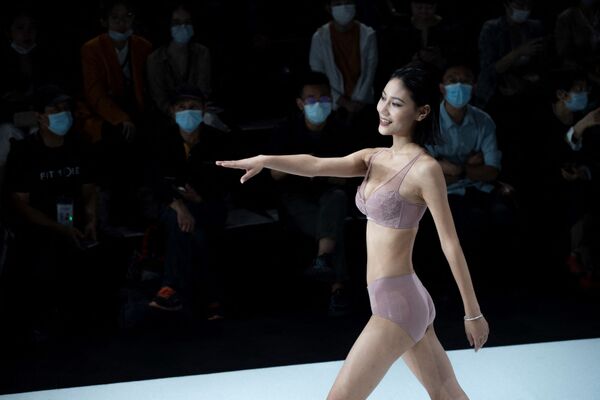 中國服裝設計師肖利攜MRSQUEEN品牌作品在時裝周登場展示。 - 俄羅斯衛星通訊社