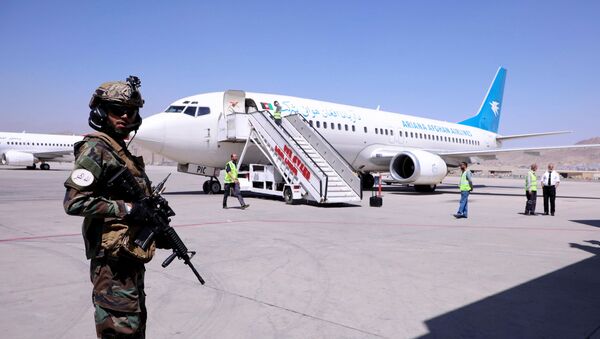 Талибы охраняют территорию аэропорта Кабула - 千秋雪淡淡