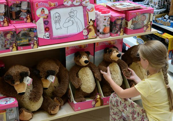 捷克卡洛維法利市兒童商店售賣的瑪莎和熊玩具。 - 俄羅斯衛星通訊社