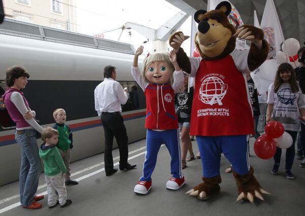 世界搏击运动会吉祥物玛莎和熊在圣彼得堡市迎接各国参赛队。 - 俄罗斯卫星通讯社