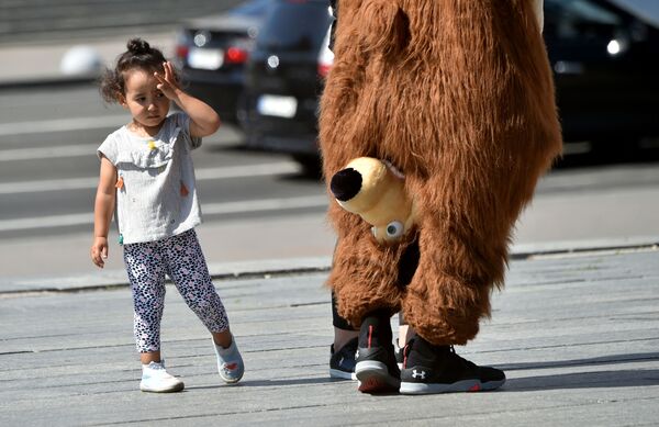 乌克兰小朋友在基辅市观看人偶熊表演。 - 俄罗斯卫星通讯社
