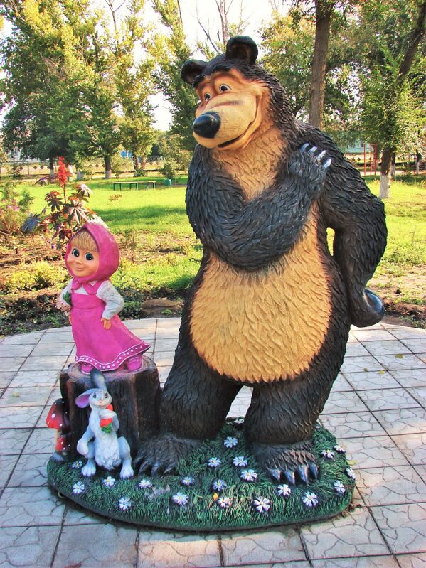 俄罗斯叶兰市的《玛莎和熊》人物塑像。 - 俄罗斯卫星通讯社