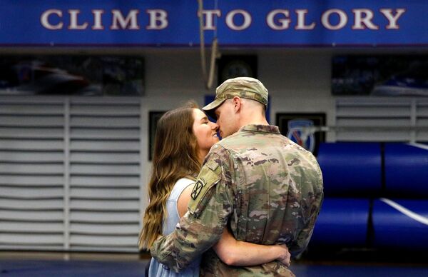 返回美国的驻阿富汗美军士兵与妻子团聚。 - 俄罗斯卫星通讯社