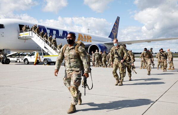 返回美國的駐阿富汗美軍士兵走出飛機。 - 俄羅斯衛星通訊社