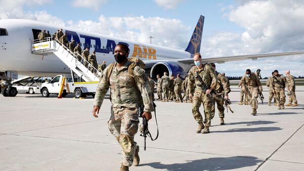 Солдаты выходят из самолета после возвращения из Афганистана в США  - 俄羅斯衛星通訊社