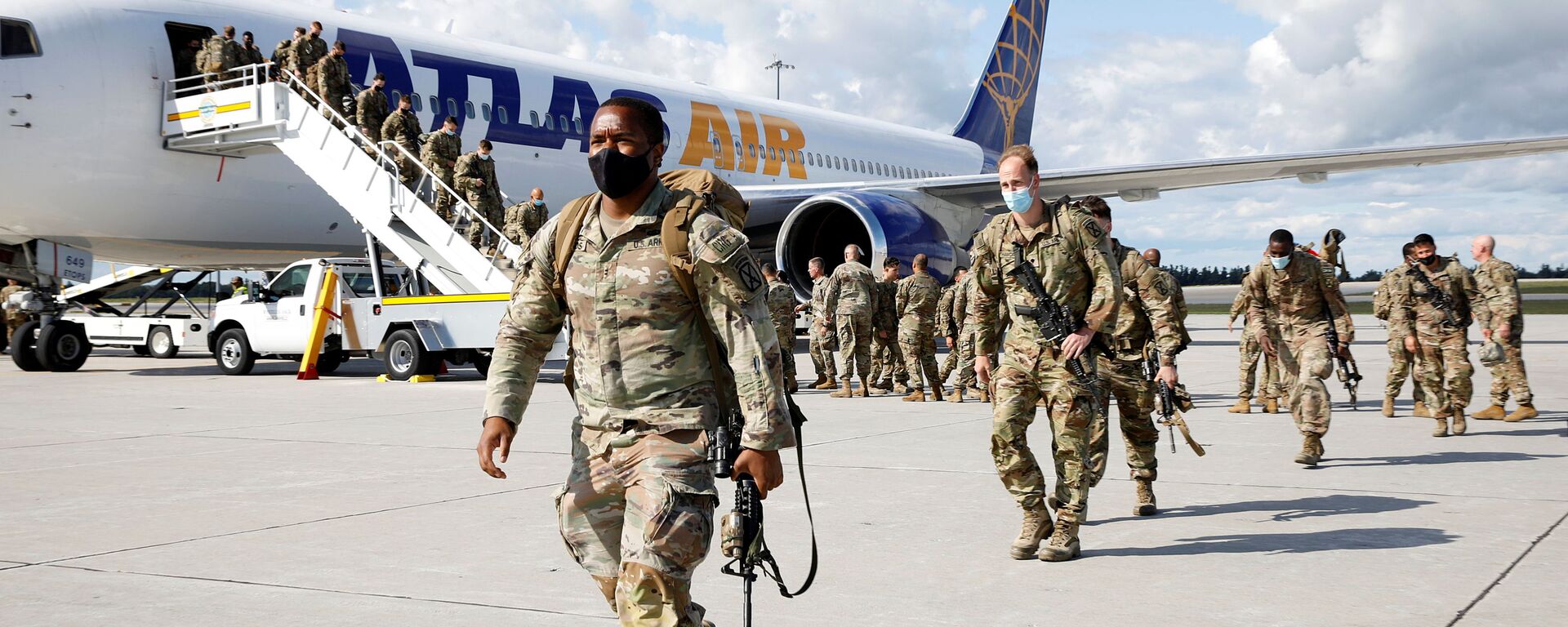 Солдаты выходят из самолета после возвращения из Афганистана в США  - 俄羅斯衛星通訊社, 1920, 09.09.2021