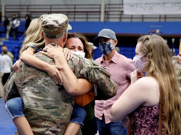 返回美国的驻阿富汗美军士兵与家人团聚。 - 俄罗斯卫星通讯社