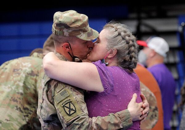 返回美國的駐阿富汗美軍士兵親吻愛人。 - 俄羅斯衛星通訊社