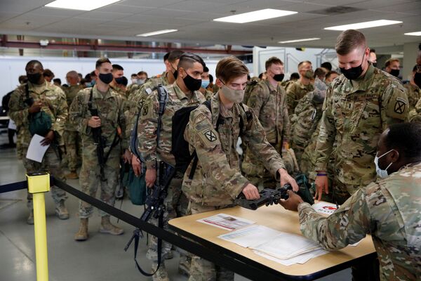 返回美國的駐阿富汗美軍士兵交還武器。 - 俄羅斯衛星通訊社
