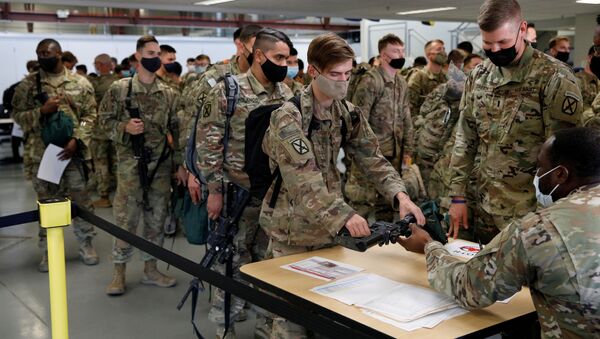 Солдаты сдают оружие после возвращения из Афганистана в США  - 俄羅斯衛星通訊社
