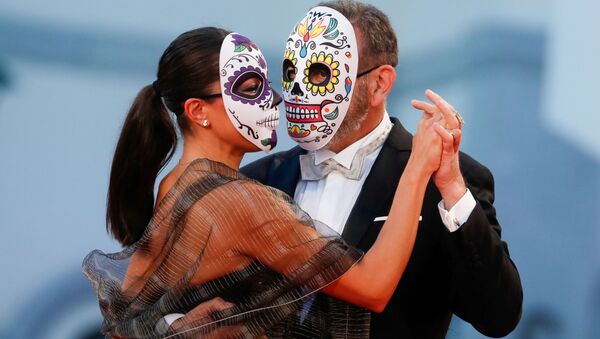 演員埃爾南•門多薩與女友佩戴面具參加第78屆威尼斯國際電影節開幕式。 - 俄羅斯衛星通訊社
