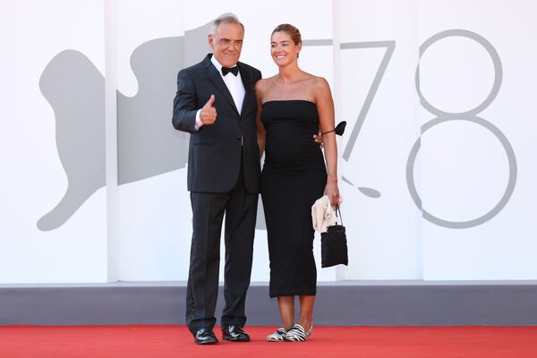 威尼斯電影節導演阿爾貝托•巴伯拉與妻子朱莉婭•羅斯馬琳參加影片《日落》(Sundown)首映禮紅毯走秀活動。 - 俄羅斯衛星通訊社