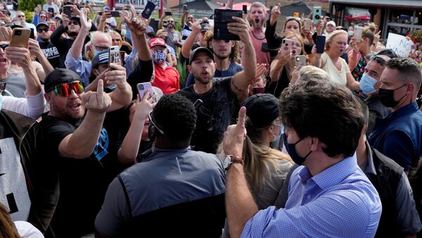  Protestors gesture towards Canada's Liberal Prime Minister Justin Trudeau  - 俄罗斯卫星通讯社