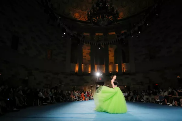 Christian Siriano時裝作品在紐約時裝周2022春夏走秀展示。 Christian Siriano時裝作品在紐約時裝周2022春夏走秀展示。 - 俄羅斯衛星通訊社