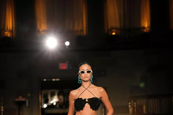 Christian Siriano時裝作品在紐約時裝周2022春夏走秀展示。 Christian Siriano時裝作品在紐約時裝周2022春夏走秀展示。 - 俄羅斯衛星通訊社