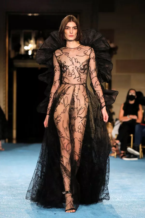 Christian Siriano時裝作品在紐約時裝周2022春夏走秀展示。 Christian Siriano時裝作品在紐約時裝周2022春夏走秀展示。 - 俄羅斯衛星通訊社