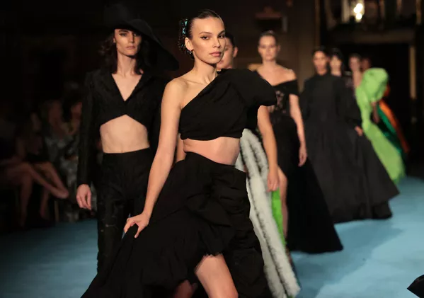 Christian Siriano時裝作品在紐約時裝周2022春夏走秀展示。 Christian Siriano時裝作品在紐約時裝周2022春夏走秀展示。 - 俄羅斯衛星通訊社