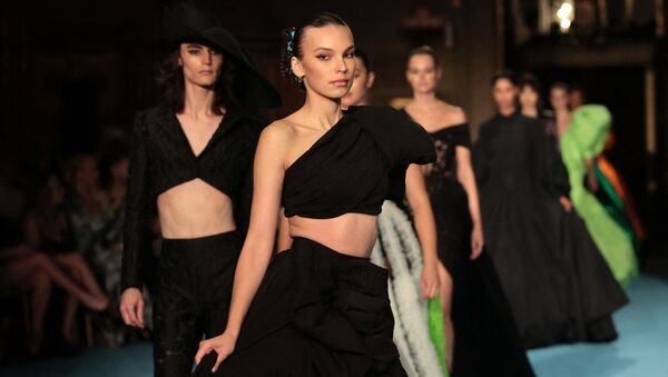 Christian Siriano時裝作品在紐約時裝周2022春夏走秀展示。 - 俄羅斯衛星通訊社