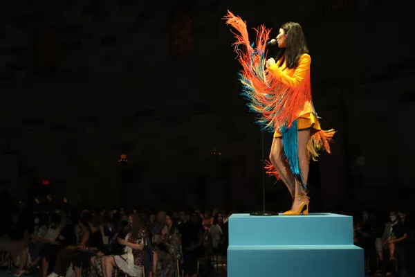 Christian Siriano時裝作品在紐約時裝周2022春夏走秀展示。 Christian Siriano時裝作品在紐約時裝周2022春夏走秀展示。 - 俄羅斯衛星通訊社