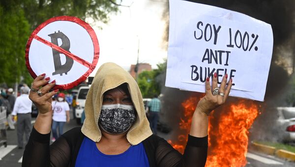 A woman protests against the circulation of Bitcoin in San Salvador  - 俄羅斯衛星通訊社