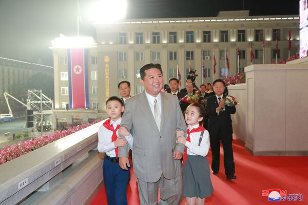 朝鮮領導人金正恩在朝鮮建國73週年閱兵式上。 - 俄羅斯衛星通訊社