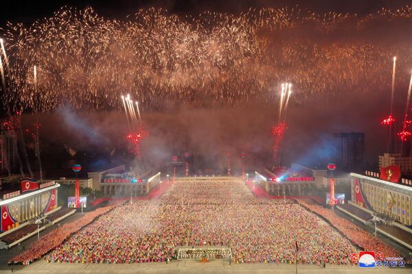 朝鲜建国73周年阅兵式上的烟花。 - 俄罗斯卫星通讯社