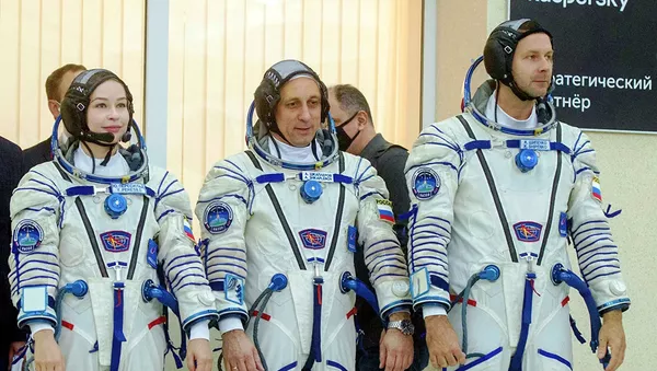 Космонавт Роскосмоса Антон Шкаплеров, участники космического полета Клим Шипенко и Юлия Пересильд успешно сдал предполетные экзамены - 俄羅斯衛星通訊社