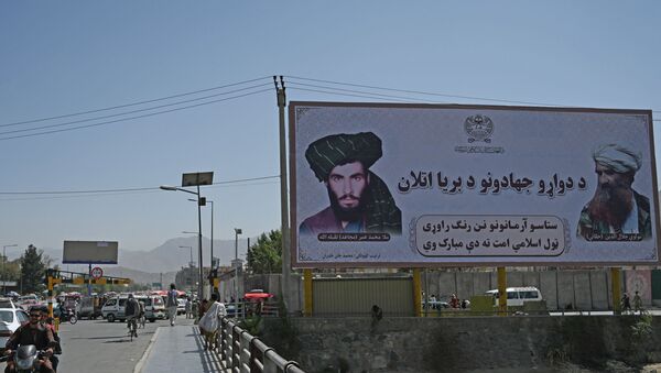 Баннер с изображением бывших лидеров Талибана Мухаммеда Омара и Джелалуддина Хаккани - 俄羅斯衛星通訊社