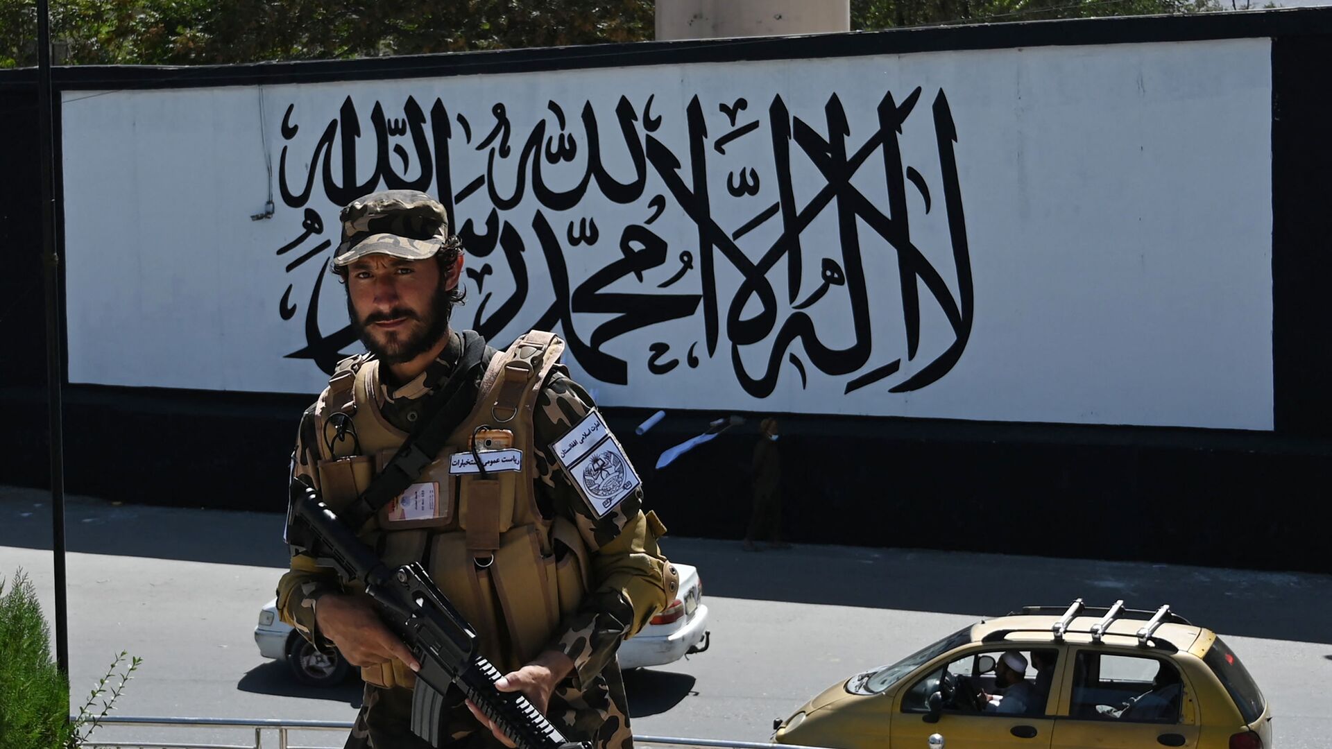 Вооруженный боец Талибана охраняет посольство США - 俄羅斯衛星通訊社, 1920, 06.11.2021