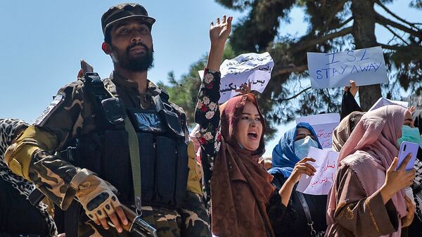 Афганские женщины выкрикивают лозунги рядом с боевиками Талибана во время антипакистанской демонстрации у посольства Пакистана в Кабуле - 俄罗斯卫星通讯社