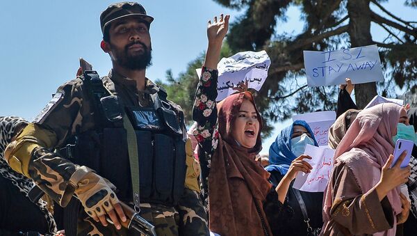 Афганские женщины выкрикивают лозунги рядом с боевиками Талибана во время антипакистанской демонстрации у посольства Пакистана в Кабуле - 俄羅斯衛星通訊社