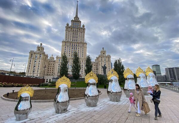 莫斯科“烏克蘭”酒店對面鑲有金色盾形頭飾的鏡面套娃。 - 俄羅斯衛星通訊社