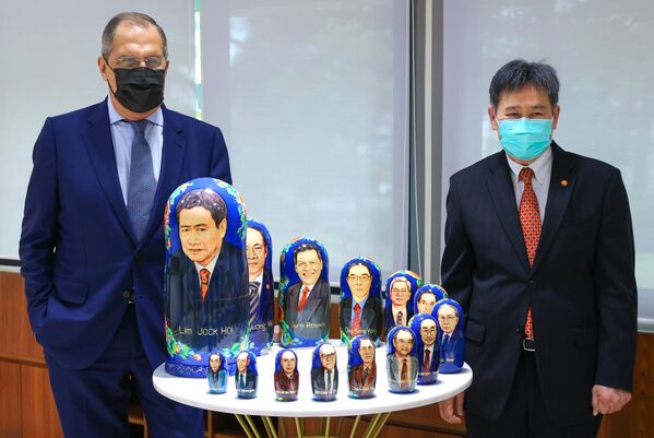 俄外长拉夫罗夫（左）和东盟秘书长林玉辉参观展览，该展览在雅加达会议框架下举行。 - 俄罗斯卫星通讯社