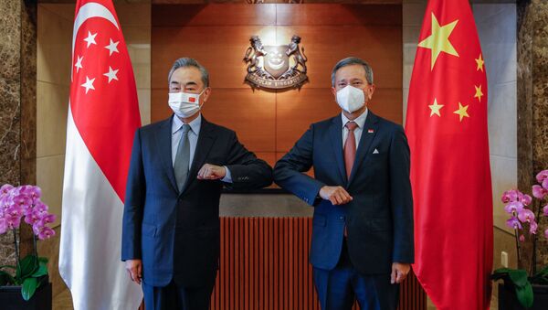 Глава МИД Китая Ван И (слева) и его сингапурский коллега Вивиан - 俄羅斯衛星通訊社