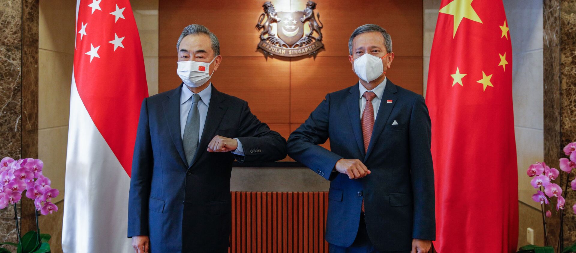 Глава МИД Китая Ван И (слева) и его сингапурский коллега Вивиан - 俄羅斯衛星通訊社, 1920, 15.09.2021