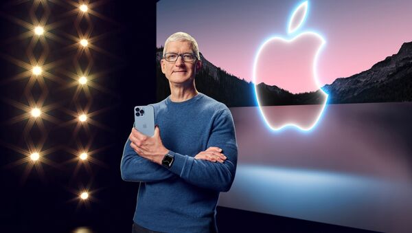 Генеральный директор Apple Тим Кук держит iPhone 13 Pro Max и Apple Watch Series 7 во время специального мероприятия в Apple Park в Купертино, Калифорния - 俄羅斯衛星通訊社