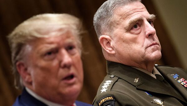 Mark A. Milley (R) listens while US President Donald Trump speaks - 俄羅斯衛星通訊社