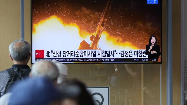 Жители Сеула смотрят новости о запуске крылатой ракеты большой дальности нового типа в КНДР - 俄羅斯衛星通訊社
