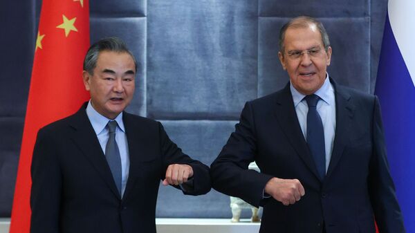 俄羅斯外長拉夫羅夫（右）與中國國務委員兼外長王毅 - 俄羅斯衛星通訊社