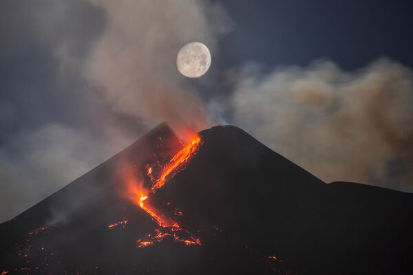 意大利攝影師達利奧·吉安諾比爾拍攝的《埃特納東南火山口上的月亮》獲得皇家天文台第十三屆年度天文攝影師大賽“天空景觀獎”亞軍 - 俄羅斯衛星通訊社