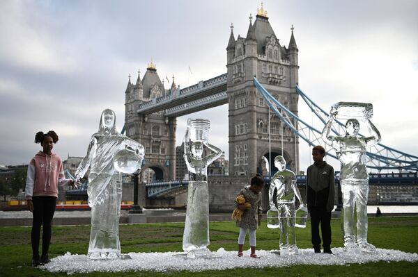 冰雕旁的孩子們，倫敦  - 俄羅斯衛星通訊社
