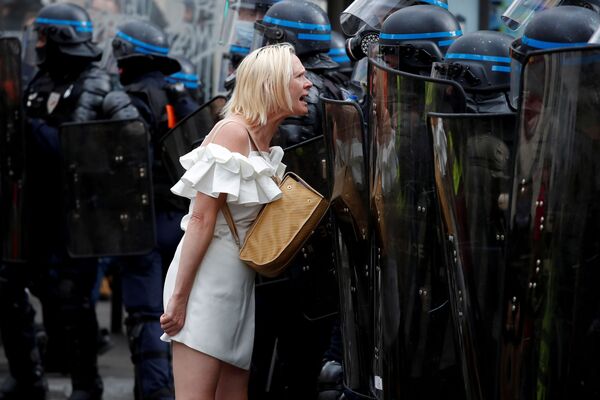 在巴黎舉行的反對法國限制措施的示威活動上，一女子與警察對峙  - 俄羅斯衛星通訊社
