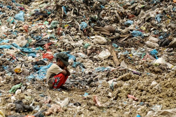 印度尼西亞馬威市（Lhokseumawe）一垃圾場，一名拾荒者在找東西的時候，他的兒子在休息  - 俄羅斯衛星通訊社